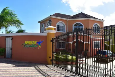 Image de Amazing One Bedroom Apartment! Pool & Bar! Food options available!