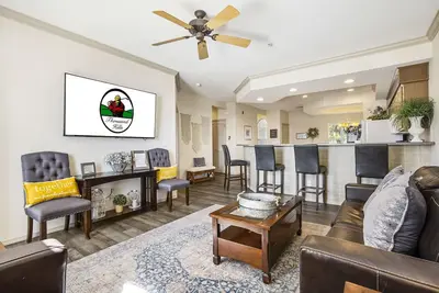 Image de Walk-in Condo • Golf Views •  Sunroom • Show Discounts