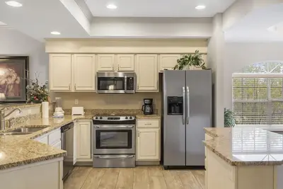 Image de Family-Friendly 2br Condo • Golf Views + Sunroom