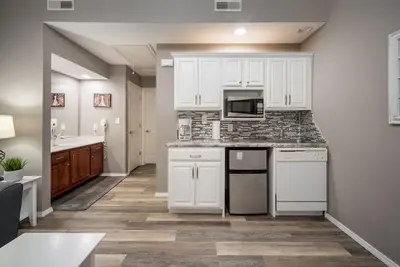 Image de Central Branson Getaway • Walk-In King Studio w/ Jacuzzi + Pool | Show Discounts