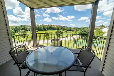 Image de 2 Bedroom, 2 Bathroom Walk-in Golf Condo with Private, Covered Balcony