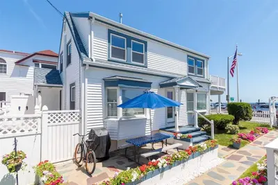 Beach House, Walking distance to downtown!