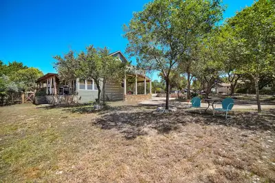 Image de Main house and detached Cabin