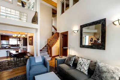 Image de Antlers 3br Lionshead condo - walk to gondola, creekside pool, hot tub & gym!