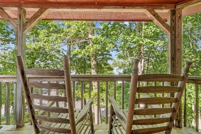 Image de Lakeview Cabin #5 at Carters Lake, includes free boat slip at the marina