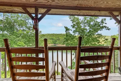 Image de Carters Lake, Lakeside Cabin #10 includes boat slip at the marina