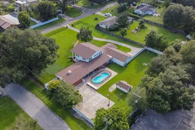 Image de A Large Tropical Estate (Over 1. 5 Acres of space) by RedAwning