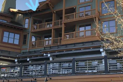 Image de It’s Time for Fun! Let's Book a Getaway! Balcony View of Half Pipe and Mountain!