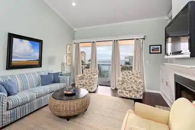 Image de Direct ocean views overlooking the Atlantic Ocean and King & Prince resort grounds.