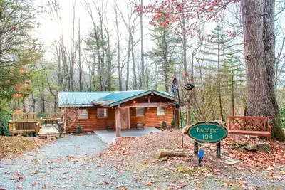 Image de Cozy, Wooded Cabin near Outdoor Activities