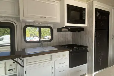Image de Newly Remodeled Motorhome for Rent