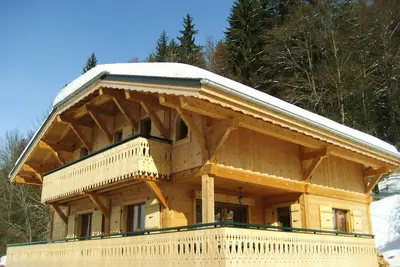 Image de Chalet situé au centre, 12 personnes, 5 chambres, bain à remous extérieur privé.