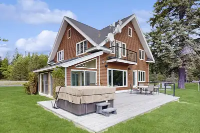 Image de Family-friendly lake home with sunroom/private deck/hot tub + Netflix/free WiFi