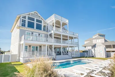 D0643 Frankly My Dear. Oceanfront, Panoramic Views, Elevator, Pool & Hot Tub!