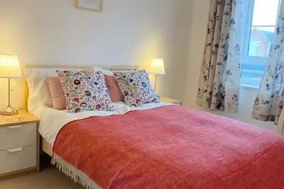 Image de Serenity by the Canal House near City Centre with 2 Parking ( Sleeps 5 )