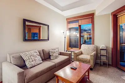 Image de Ski-in/ski-out chalet in Village center w/shared hot tub/sauna/fitness center