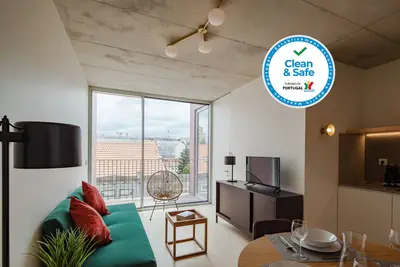 Image de One Bedroom Apartment with Balcony and Street View