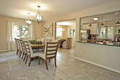 Image de Amazing Lakefront Beauty—Long term renters are welcome!