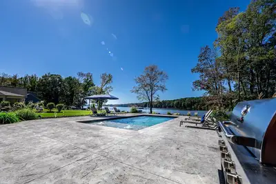 Image de Lakefront, 6 bedroom 5. 5 bath with pool, game room and fire pit- sleeps 14