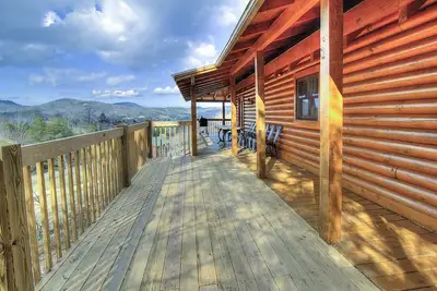 Image de Valley Views, Easy Access & Perfect Family Cabin! Hot tub, theater room/play set
