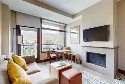 Image de Sleek & charming condo with mountain views, pools & gym - near the slopes