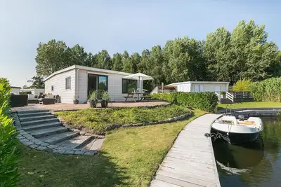 Image de Picturesque holiday home with garden on open waters