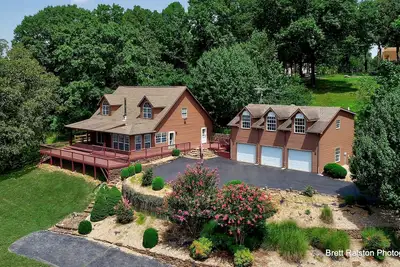 Image de Beautiful Home on 18 acres with view of Beaver Lake and lake access.