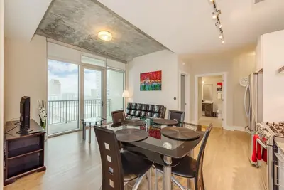 Image de 2br Furnished Apartment near Convention Center by RedAwning