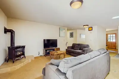 Image de Single-level home with fireplace, deck, grill, & washer/dryer, sleeps 10