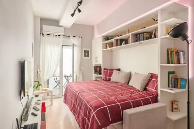 Image de Stylish Studio Apartment Near Marina Zea
