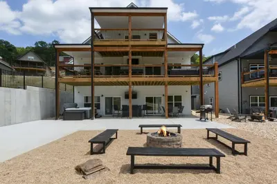 Image de Lakeview, Indoor/Outdoor Pool, HotTub & Pet Frdnly