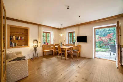 Image de Appartement \"Schildhofsuite\" à \"Schildhof Ebion\" avec vue sur montagne et jardin