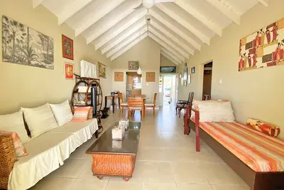 Image de The Gem is located a few minutes walk to the beautiful Bottom Bay Beach