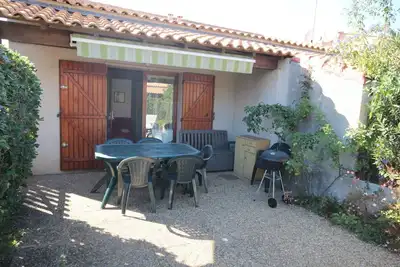 Image de Jolie maison pour 4 couchages, terrasse cloturée, dans résidence piscine commune à 400m  plage. . .