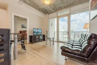 Image de 2br Apartment near Convention Center - No Balcony by RedAwning