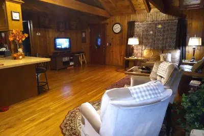 Image de Cedar Log Cabin home on wooded bluff nestled between Springfield and Branson