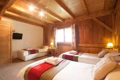 Image de Alpine Chalet with Hot tub and Sauna sleeps up to 14, all en suite