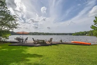 Image de Waterfront & Pet Friendly! Beautiful Lakefront Home Near Golf and Fort Bragg