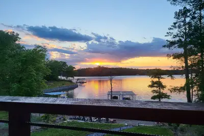 Image de Beautiful Lakefront with Stunning Summer Sunset Views. Book now for 2026!