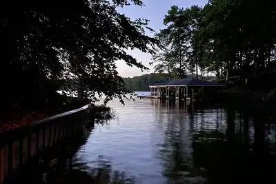 Image de 20% off Waterfront 2 primary suites, water front, dog-friendly, firepit!