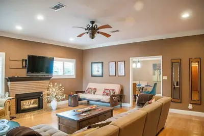 Image de Group Retreat with Hot Tub and Studio