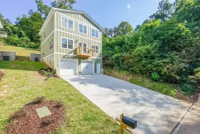 Image de Cityscape Haven at Missionary Ridge with a hot tub