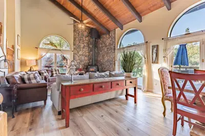 Image de River View Retreat Sleeps 16/ hot tub/basketball court