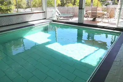 Image de Bel appartement avec deux chambres et piscine intérieure privative et chauffée