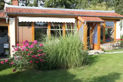 Image de Cozy bungalow on the lake with garden and terrace ideal for people and animals.