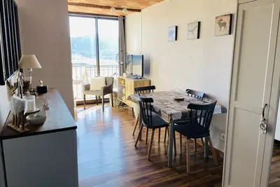 Image de Appartement T2 cosy et rénové - Vue imprenable sur le lac de Matemale!