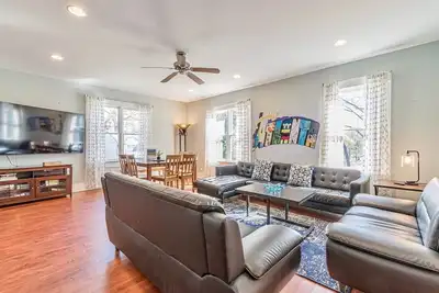 Image de Huge Duplex Home with 9 bedrooms!