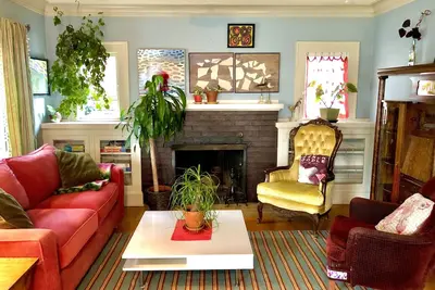 Image de Colorful Roseway Bungalow - a classic old Portland charmer!
