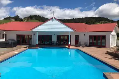 Image de Charming hill top retreat with bay and mountain views.