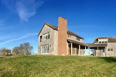 Image de House and Guest Cottage
